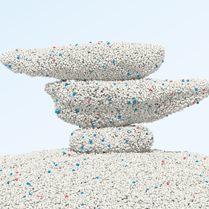 Lemon flavored bentonite cat litter is easy to clean and quickly clumps up